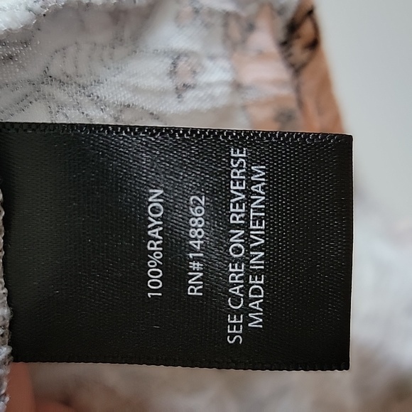 Torrid Flowy Blouse Floral Pattern 00 - Picture 6 of 8